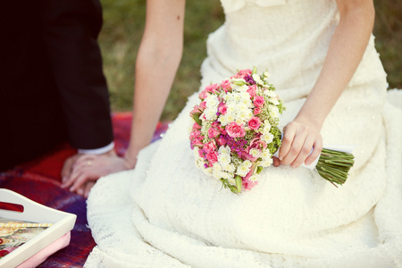 粉红和白色婚礼新娘手中的花束