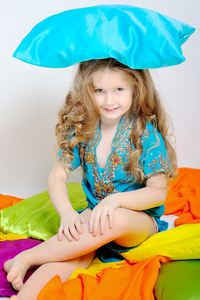 一个小女孩玩彩色枕头的肖像