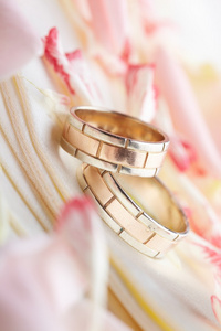金戒指和玫瑰花瓣