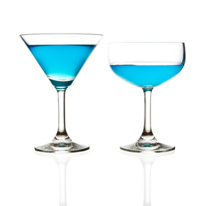 玻璃酒杯和蓝色鸡尾酒隔离