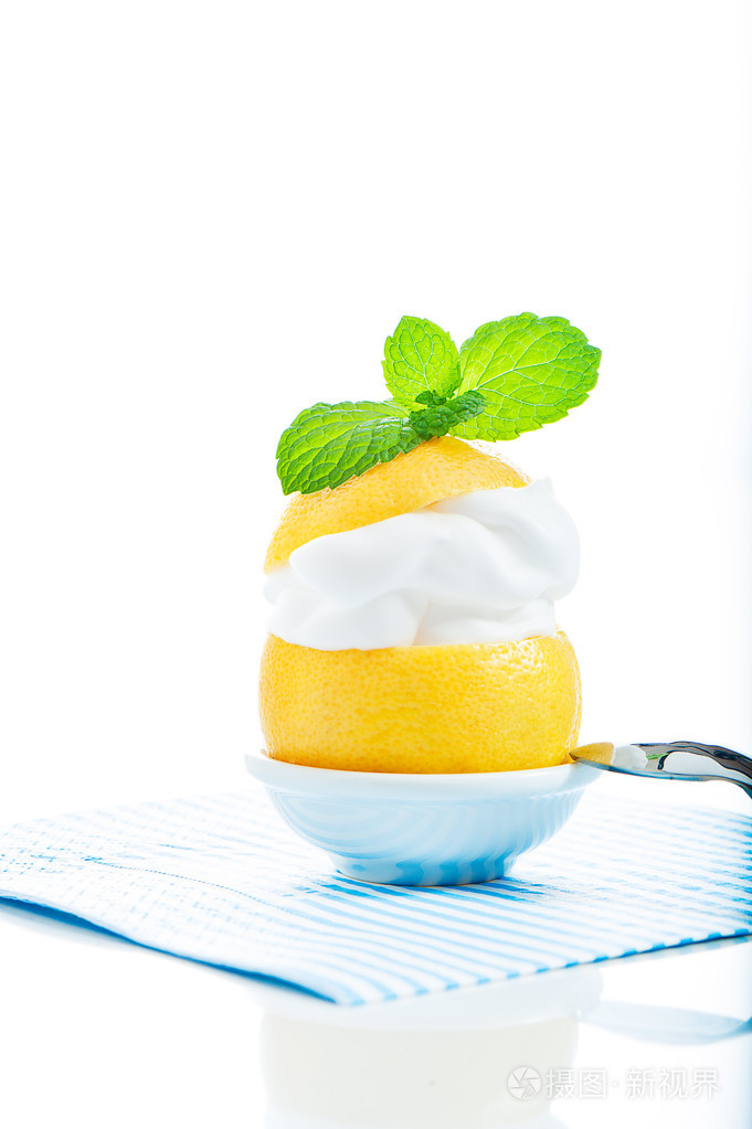 新鲜的柠檬柠檬奶油和薄荷白背上顶上