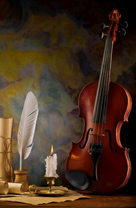 小提琴和古董物品的组成