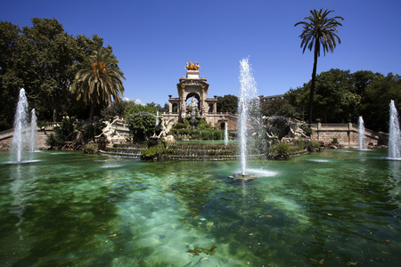 感动的时候喷泉在切身公园在巴塞罗那西班牙