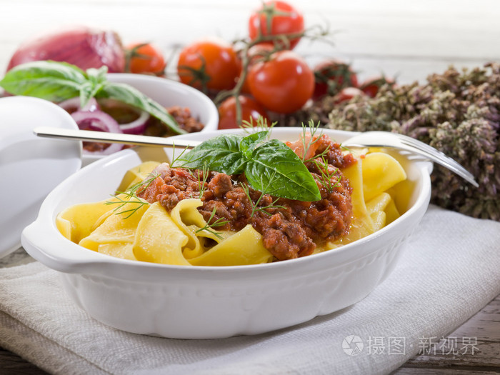 宽面肉酱炖肉调味汁和罗勒叶