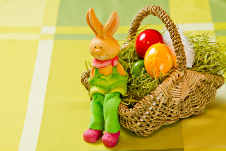复活节兔子与绘的酯鸡蛋
