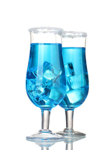 蓝色鸡尾酒在冰和糖在白色隔离带眼镜