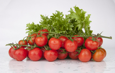 新鲜的樱桃番茄和绿色蔬菜沙拉