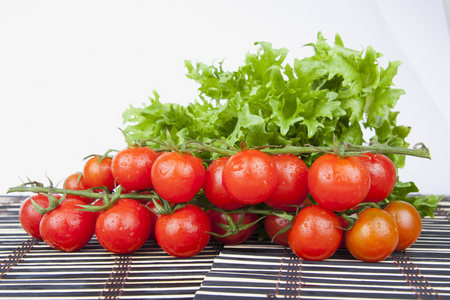 新鲜的樱桃番茄和绿色蔬菜沙拉