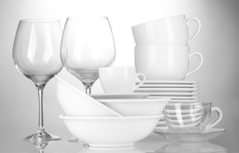 空碗 盘子 杯子和眼镜的灰色背景