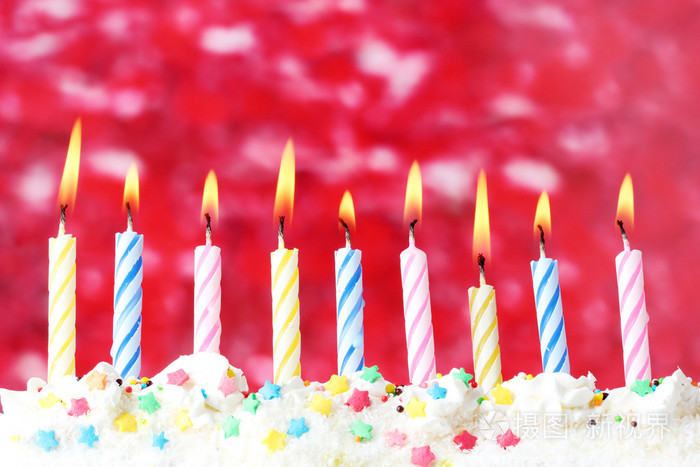 漂亮的生日蜡烛红色背景上