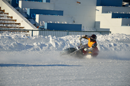 冰上的赛道开启一辆电单车