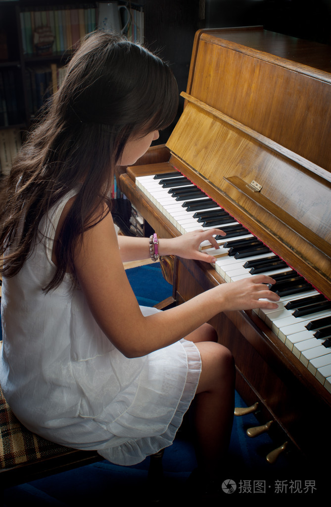 弹钢琴的女孩唯美图片