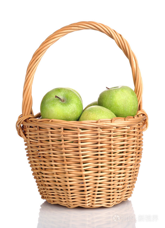 在白色背景上的绿色苹果的篮子里
