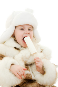 在温暖的女孩衣服吃冰激凌在白色背景上