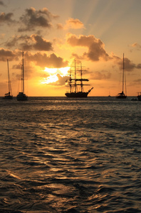 加勒比日落和 silhouett 的船舶和帆船