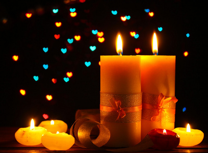 美丽的蜡烛和明亮的背景上的木桌上的装饰