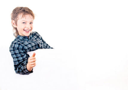 快乐的小男孩抱着一个空白板的肖像