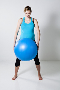 孕妇与健身球