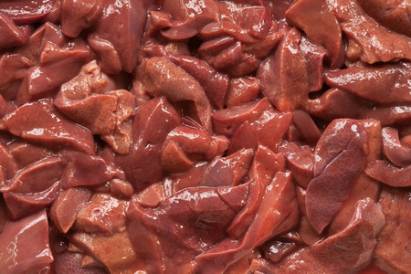 猪肝黑色石质背景上的猪肝.