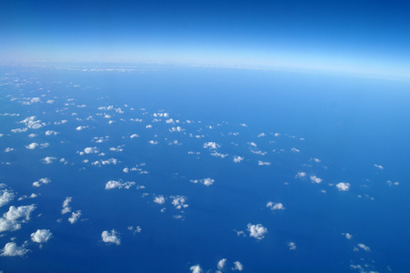 云层和从平面看蓝蓝的天空