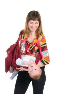 年轻的母亲和婴儿的索具