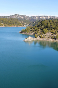 蓝色的湖和山图片