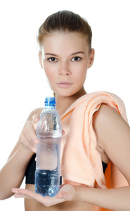 运动女孩与一条毛巾和一瓶水