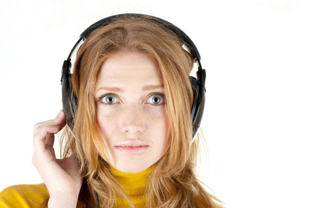 女人用耳机听音乐