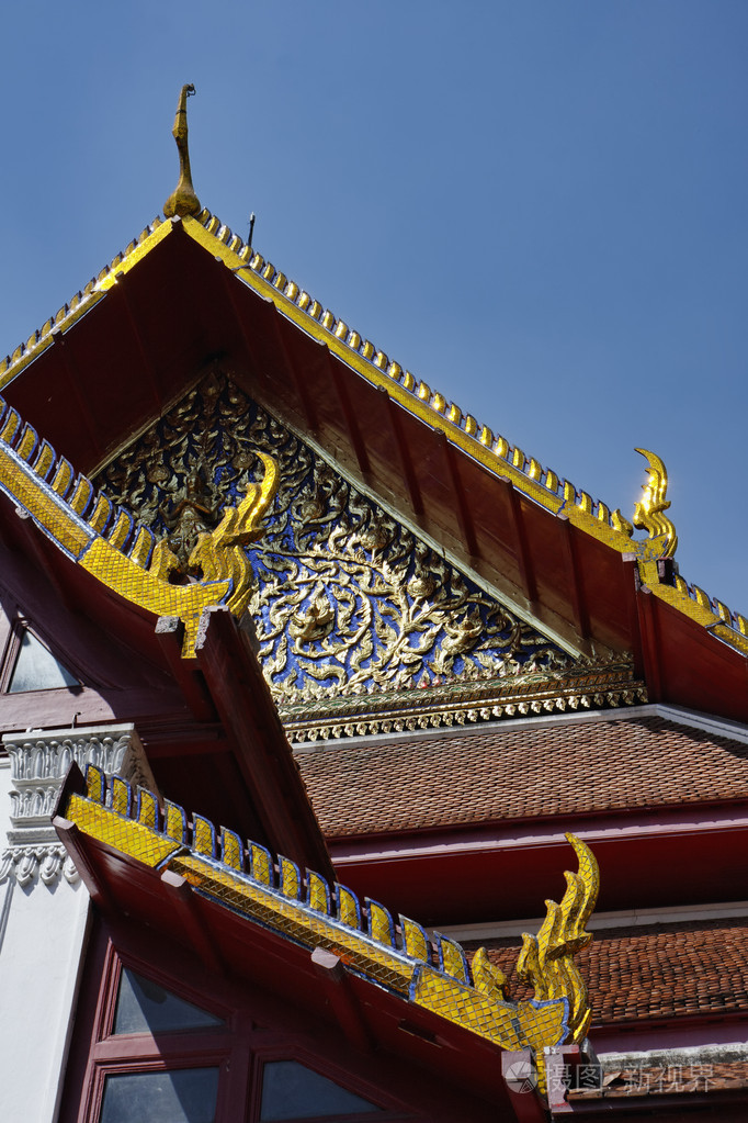 泰国,曼谷,佛教寺庙,amarintharam worawihan 寺的屋顶上的黄金饰品
