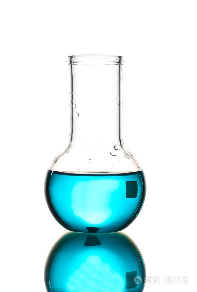 蓝色的液体和反射在白色隔离带瓶