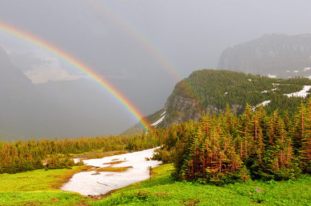 在山的暴风雨中双彩虹