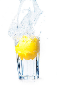 柠檬在玻璃用水下降