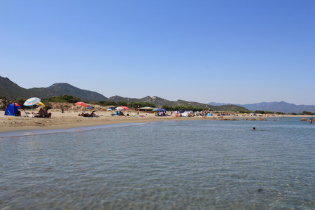 撒丁岛海岸 海 沙 岩石与蓝蓝的天空和云