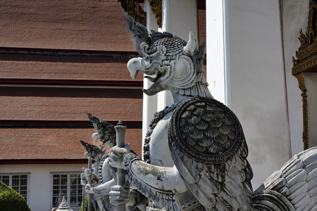 泰国 曼谷 amarintharam worawihan 寺 神圣的雕像在入口处