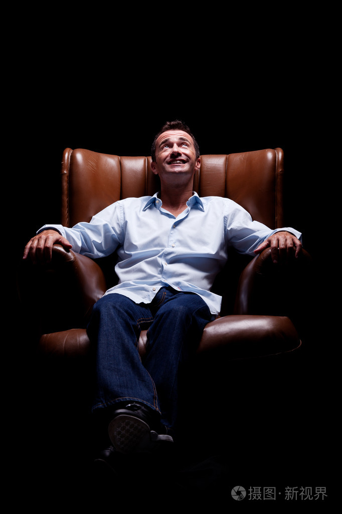 男子笑,看着坐在椅子上被隔绝在黑色,工作室射击
