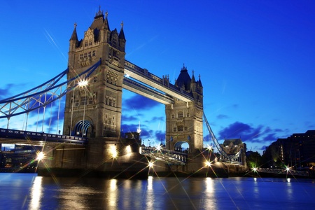 晚上塔桥，伦敦，英国