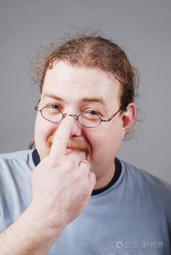 戴眼镜的大男人