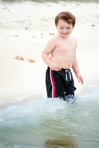 小男孩玩冲浪海滩