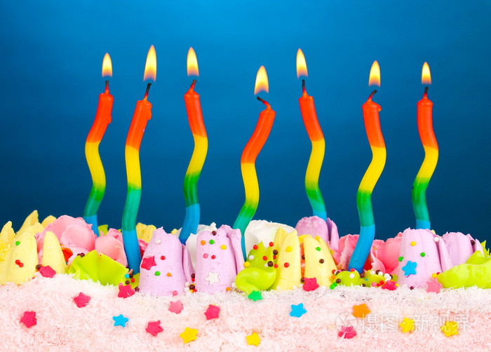 蓝色背景上的蜡烛的生日蛋糕
