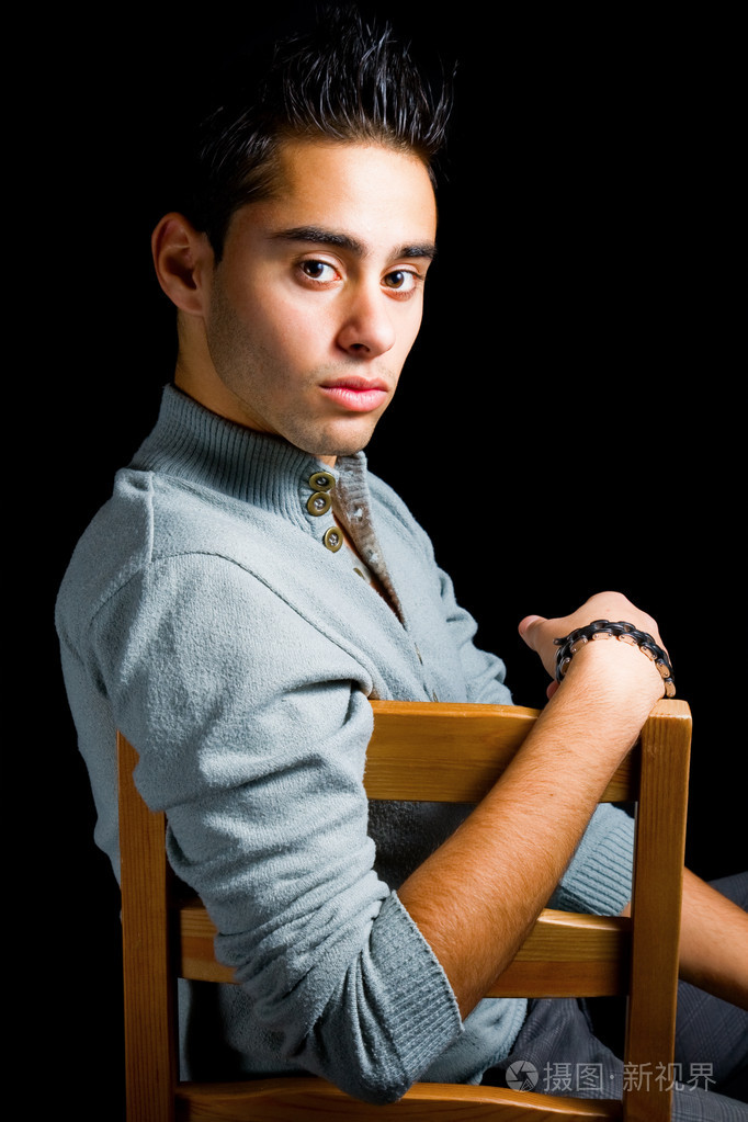 性感的西班牙裔年轻人照片-正版商用图片19dfpa-摄图新视界