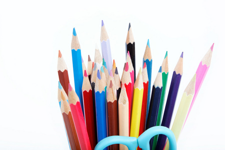 近距离用不同颜色的彩色铅笔在白色的表现力