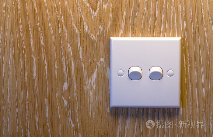 在木墙上的电灯开关