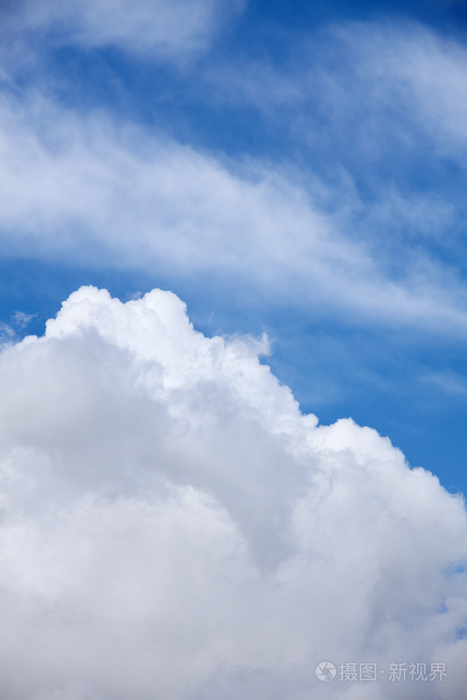 梦幻般柔软的白云反对蓝蓝的天空