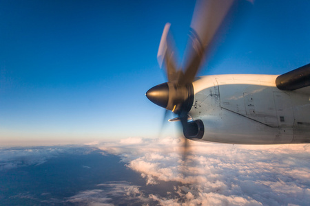 螺旋桨飞机在起飞时图片