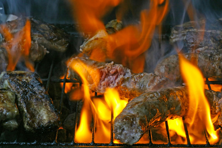 烧烤烤架上煮熟的猪肉和牛肉