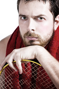 累了男性网球选手的肖像
