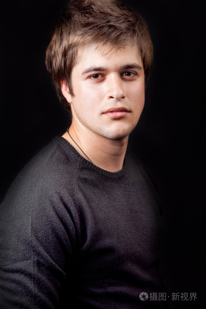 年轻英俊阳刚男人