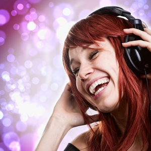快乐的女人玩音乐耳机