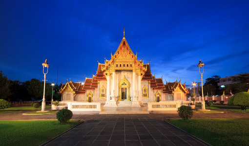 在晚上，曼谷，泰国的大理石寺