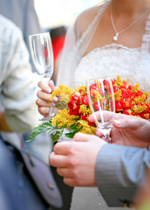 美丽婚礼的花束和香槟